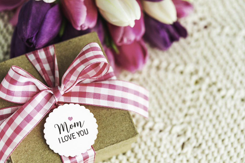 Best Gifts To Bring Mom at an Assisted Living Community