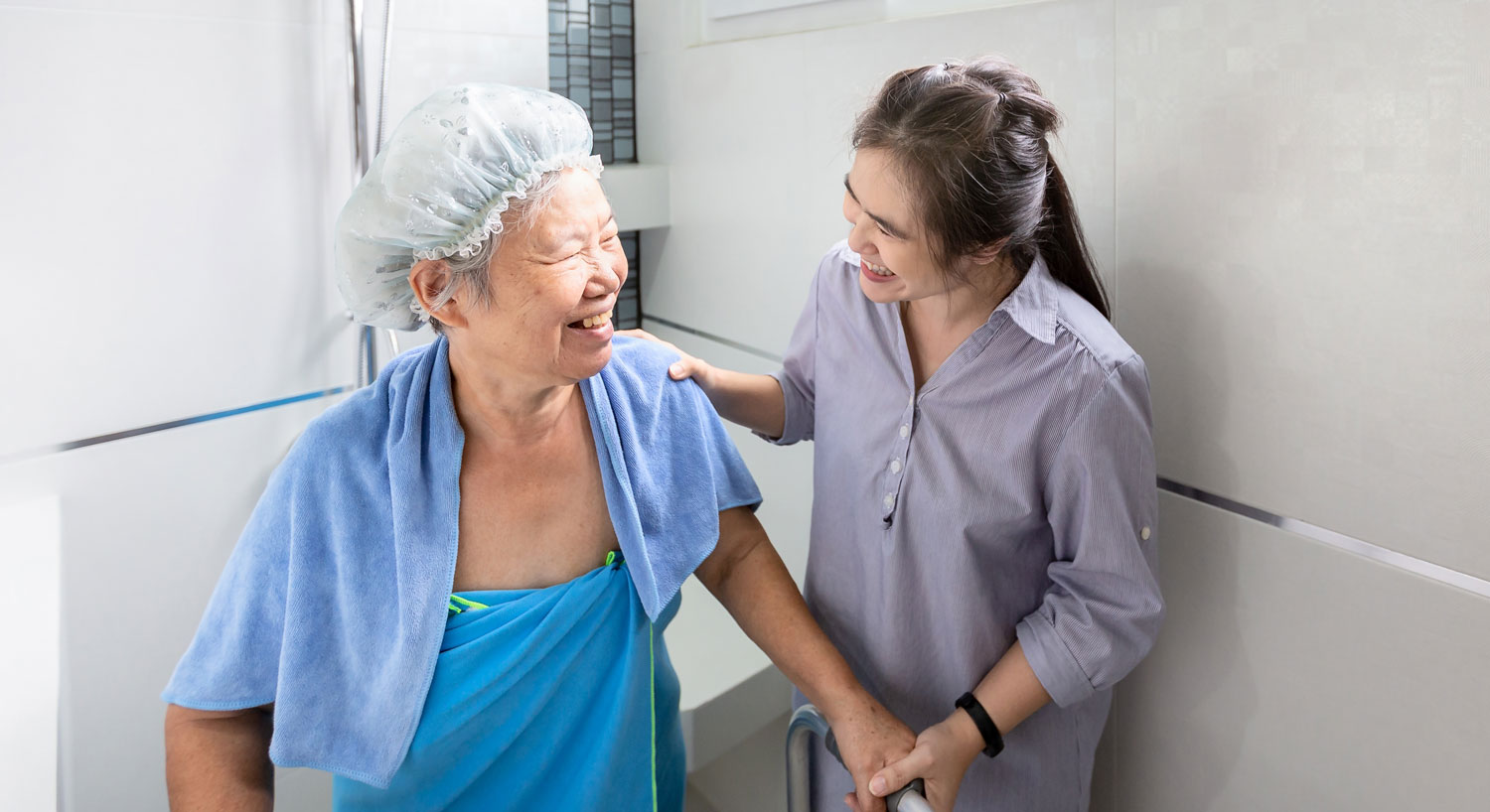How to Encourage an Aging Parent to Shower When They Refuse-456